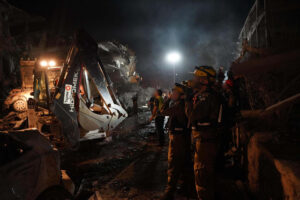 Fotografía cedida por las Fuerzas de Defensa de Israel (FDI) donde se observa a integrantes de los cuerpos de emergencia junto a un edificio destruido por un misil iraní este sábado, en Tel Aviv (Israel). EFE/ Fuerzas de Defensa de Israel / SOLO USO EDITORIAL/SOLO DISPONIBLE PARA ILUSTRAR LA NOTICIA QUE ACOMPAÑA (CRÉDITO OBLIGATORIO)