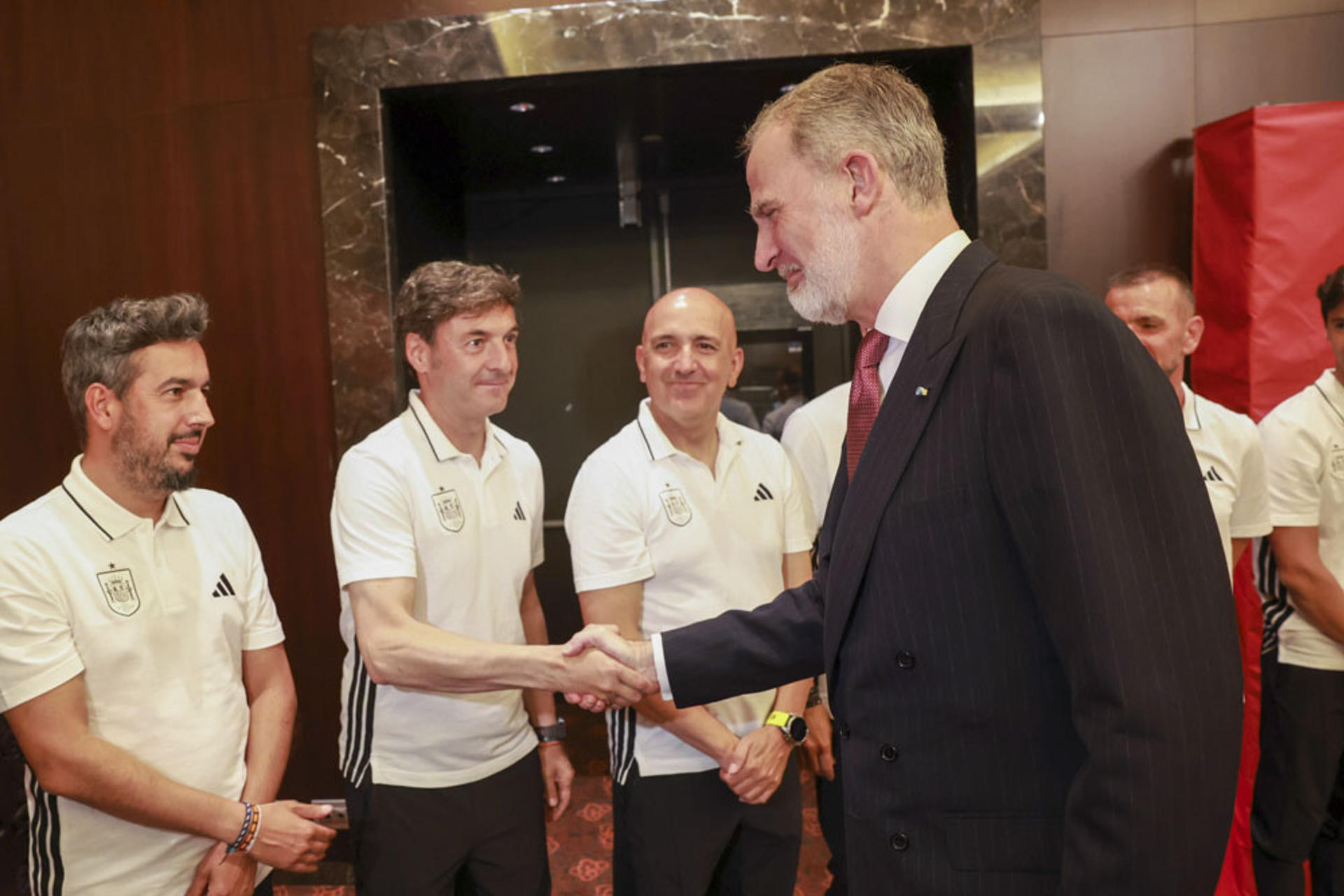 El rey Felipe VI saluda al técnico de la selección española, Santi Denia, coincidiendo que se alojan en el mismo hotel de Bratislava, para disputar la Eurocopa de fútbol Sub-21. EFE / Casa de S. M. El Rey / José Jiménez. ***SOLO USO EDITORIAL / SOLO USO DISPONIBLE PARA ILUSTRAR LA NOTICIA QUE ACOMPAÑA/ (CRÉDITO OBLIGATORIO)***.