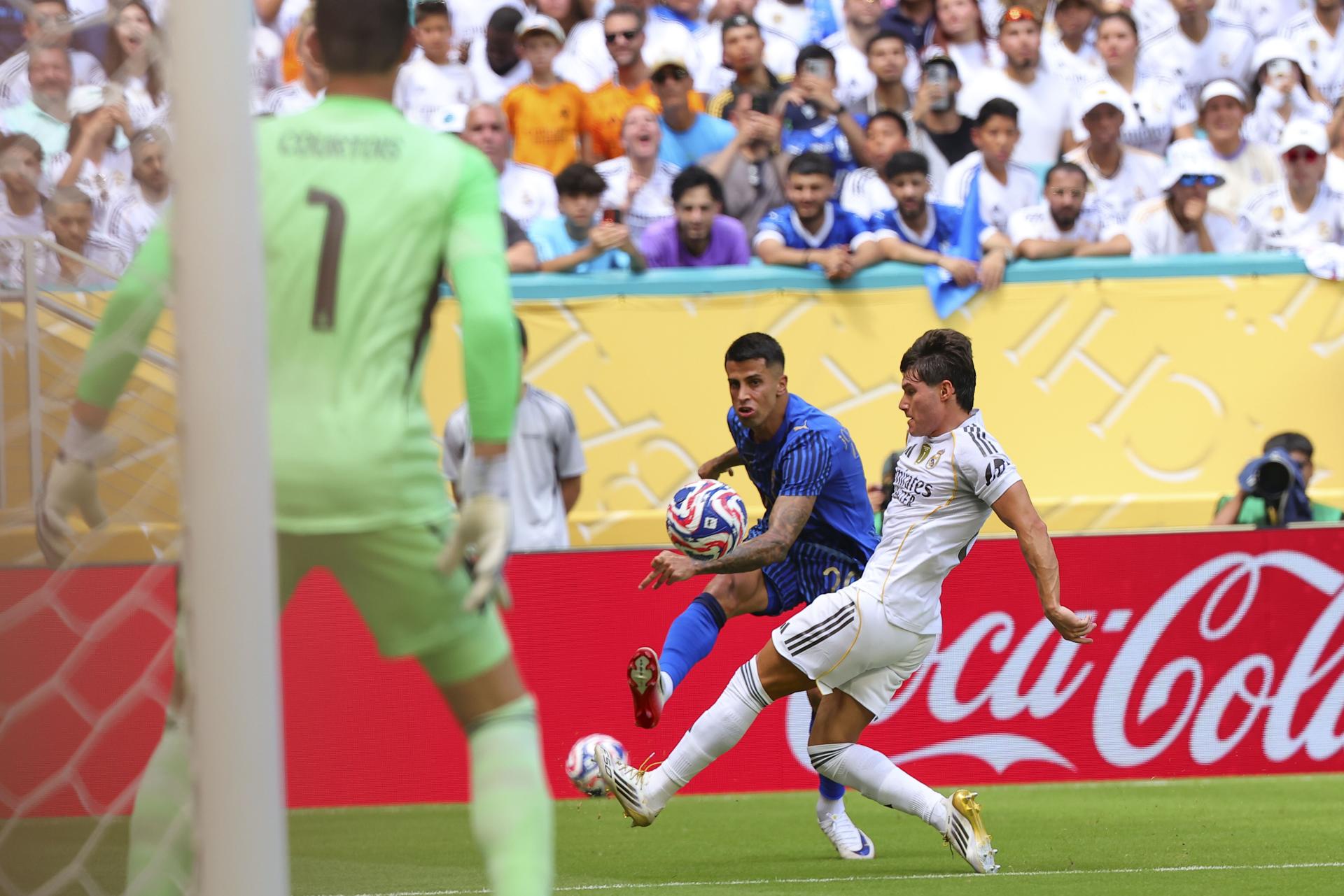 Joao Cancelo remata ante la marca de Fran García, del Real Madrid. EFE/EPA/CRISTOBAL HERRERA-ULASHKEVICH