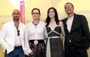 Fotografía de archivo del director David Frankel (d) con los actores Anne Hathaway, Meryl Streep (2izq) y Stanley Tucci (izq). EFE/Claudio Onorati