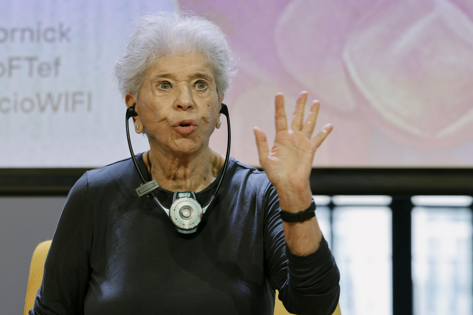 La escritora estadounidense Vivian Gornick ofrece una rueda de prensa este lunes en la Fundación Telefónica de Madrid con motivo del lanzamiento en España de 'Por qué algunos hombres odian a las mujeres'. EFE/ Sergio Pérez