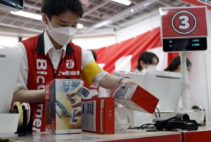 Un empleado de una tienda prepara la nueva consola de juegos Nintendo Switch 2 para un cliente en un minorista de electrónica de consumo en Tokio, Japón, el 5 de junio de 2025. EFE/EPA/FRANCK ROBICHON