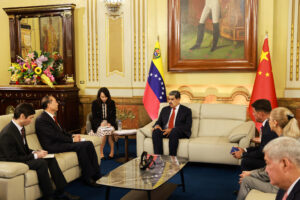 Fotografía cedida este martes por prensa del Palacio de Miraflores del presidente de Venezuela, Nicolás Maduro (c), sosteniendo una reunión con el miembro del Partido Comunista de China y ministro del Trabajo Social, Wu Hansheng (2-i), en Caracas (Venezuela). EFE/ PRENSA PALACIO DE MIRAFLORES