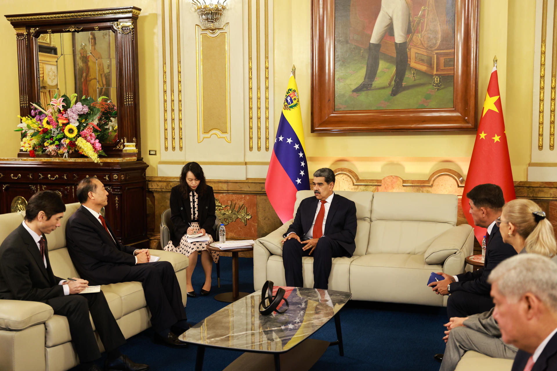 Fotografía cedida este martes por prensa del Palacio de Miraflores del presidente de Venezuela, Nicolás Maduro (c), sosteniendo una reunión con el miembro del Partido Comunista de China y ministro del Trabajo Social, Wu Hansheng (2-i), en Caracas (Venezuela). EFE/ PRENSA PALACIO DE MIRAFLORES