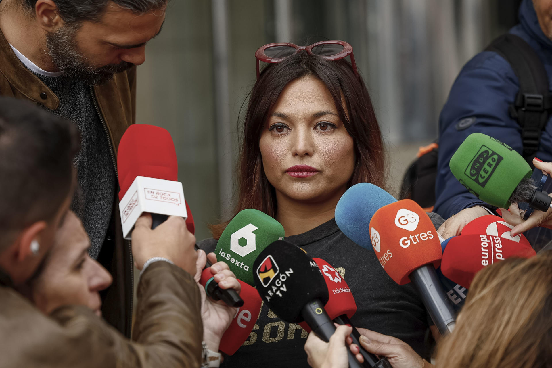 Elisa Mouliaá (c) atiende a la prensa a su salida de los juzgados de Plaza de Castilla en Madrid, este viernes. El juez Adolfo Carretero, que investiga al exportavoz de Sumar Íñigo Errejón por una presunta agresión sexual a Elisa Mouliaá, ha citado a ambos para que entreguen sus móviles y poder analizar así las conversaciones que mantuvieron antes y después de los hechos denunciados. EFE/Daniel González