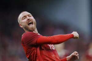 El danés Christian Eriksen celebra el gol de la victoria de Dinamarca ante Irlanda del Norte en Copenhague. EFE/EPA/Liselotte Sabroe
