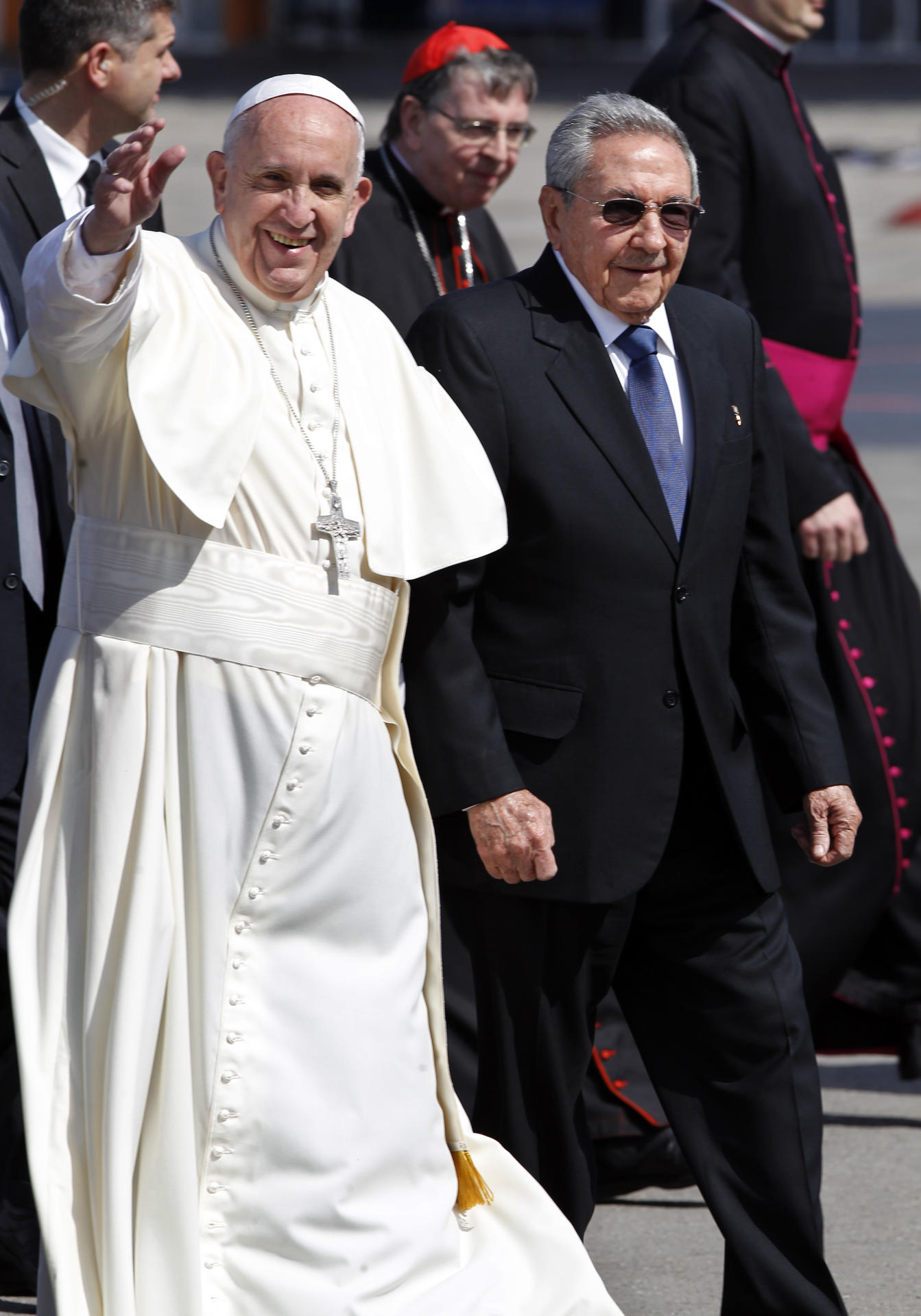 Fotografía de archivo del entonces papa Francisco (i) caminando junto al presidente cubano Raúl Castro (d). EFE/ Ernesto Mastrascusa
