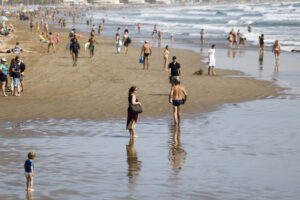 Vista general de la playa de la Malvarrosa adonde ha acudido un gran número de personas para disfrutar de este caluroso inicio del mes de junio. EFE/Ana Escobar