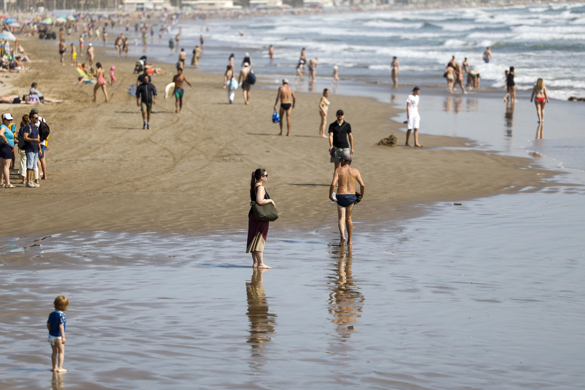 Vista general de la playa de la Malvarrosa adonde ha acudido un gran número de personas para disfrutar de este caluroso inicio del mes de junio. EFE/Ana Escobar