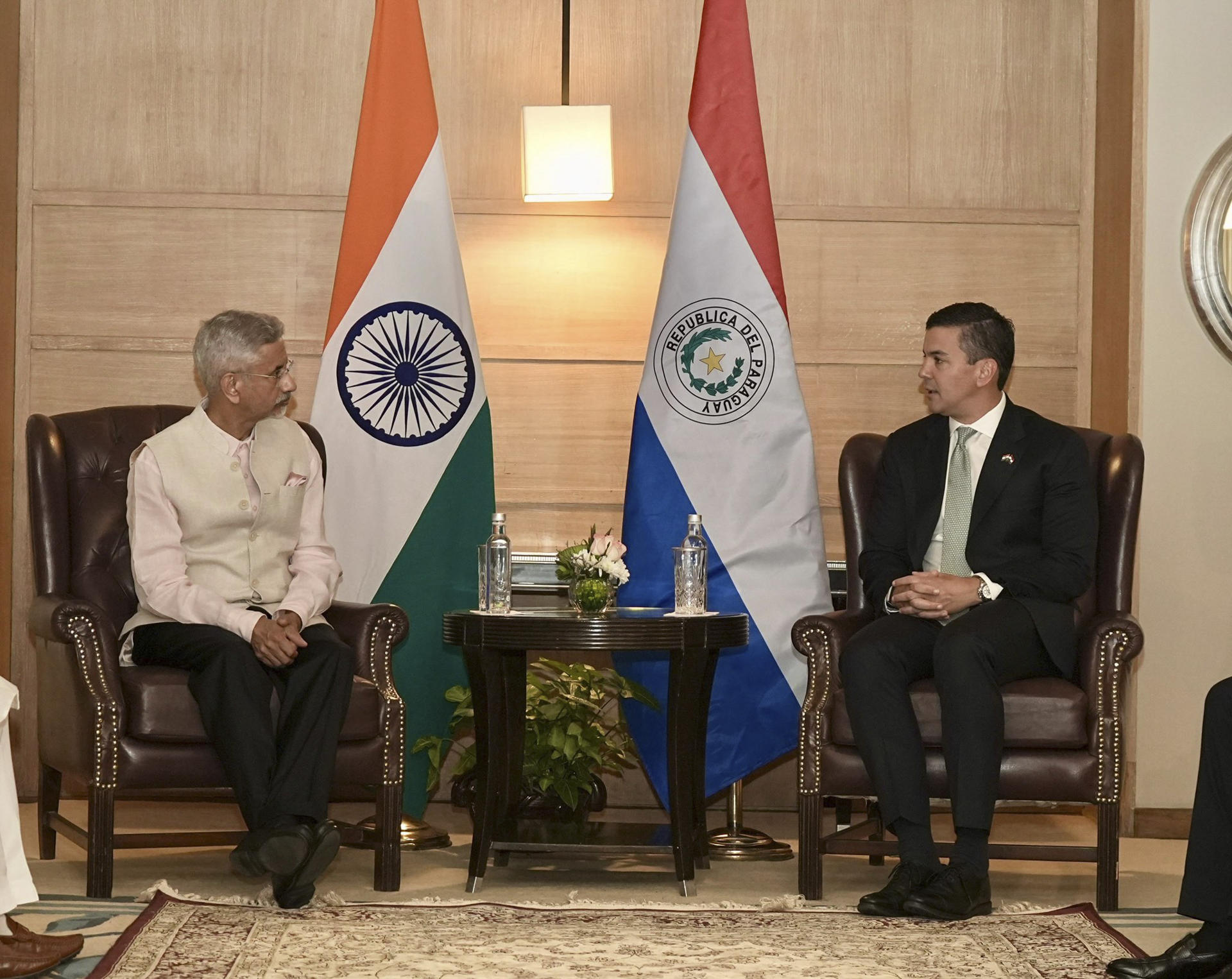 El presidente de Paraguay, Santiago Peña (d), conversa con el ministro de Exteriores de la India, Subrahmanyam Jaishankar, durante un encuentro celebrado este lunes en el marco de la visita del mandatario latinoamericano a Nueva Delhi (India). EFE/ Cuenta de X del ministro de Exteriores de la India Subrahmanyam Jaishankar SOLO USO EDITORIAL/SOLO DISPONIBLE PARA ILUSTRAR LA NOTICIA QUE ACOMPAÑA (CRÉDITO OBLIGATORIO)