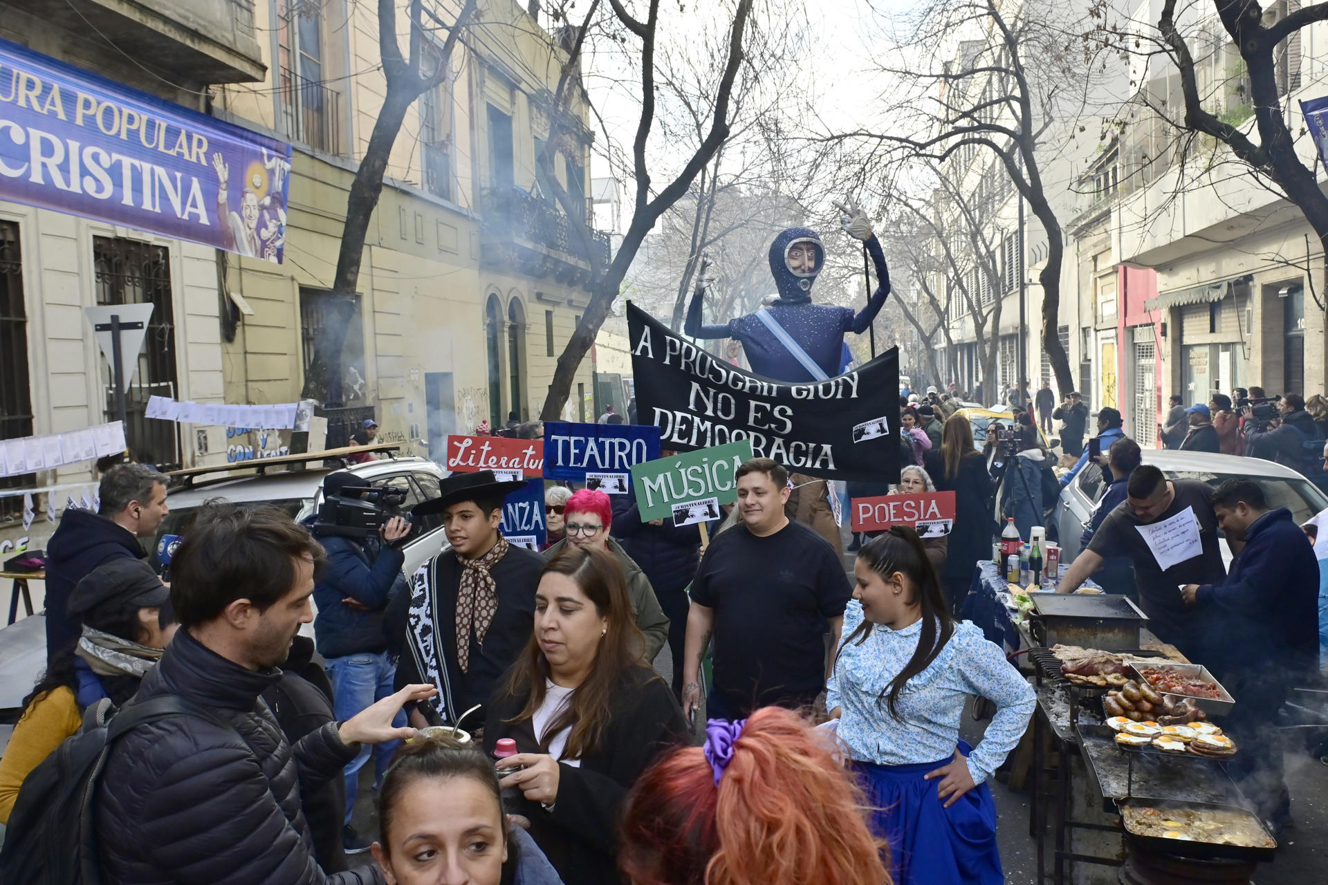 Personas se reúnen a las afueras de la casa de la expresidenta de Argentina Cristina Fernández de Kirchner este martes en Buenos Aires. EFE/Matías Martín Campaya