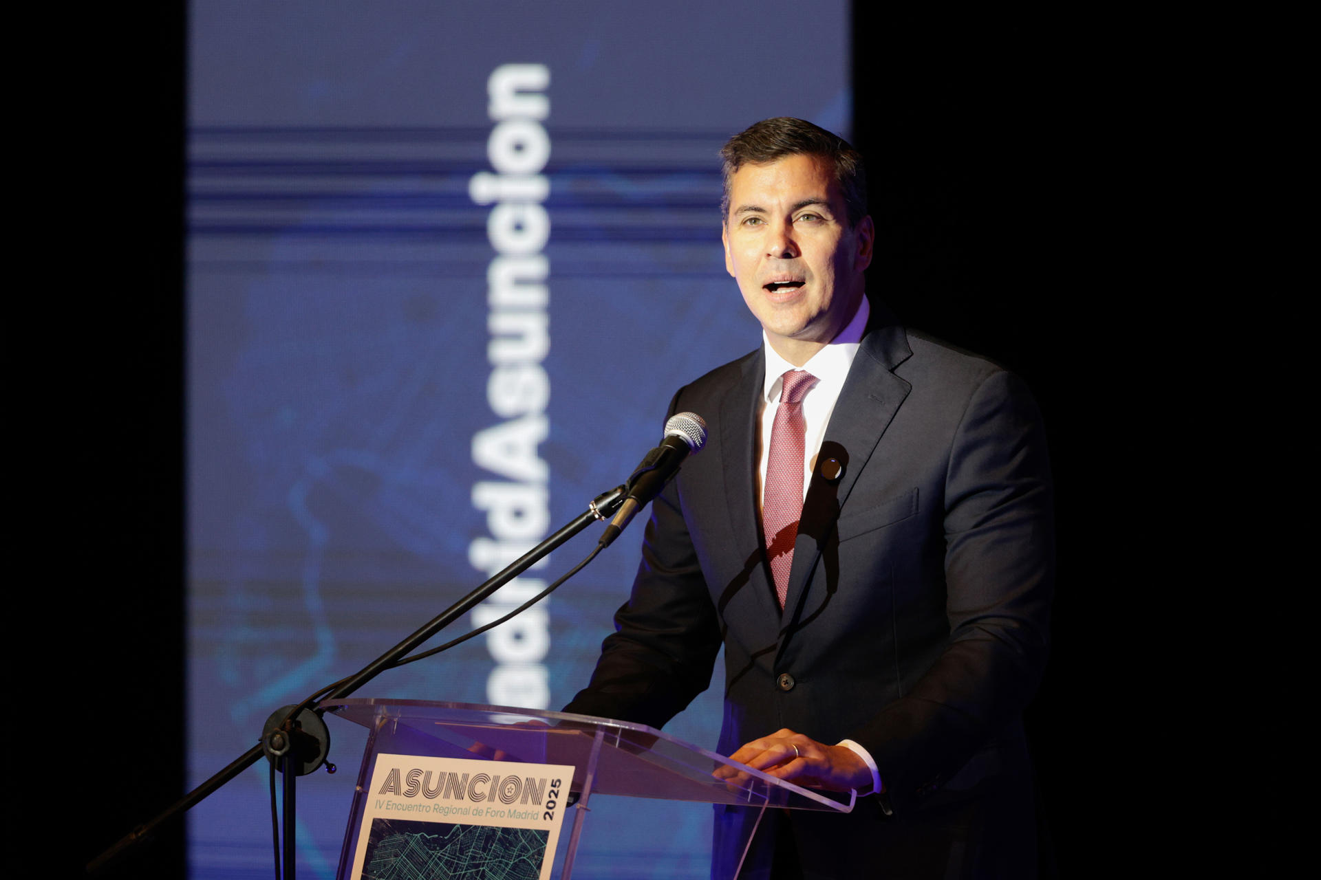 El presidente de Paraguay, Santiago Peña, habla en la apertura del IV Foro Encuentro Regional de Foro Madrid este 12 de junio de 2025, en Asunción (Paraguay). EFE/ Juan Pablo Pino