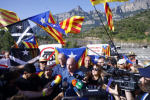 El presidente de la Asamblea Nacional Catalana (ANC), Lluís Llach (i), ha afirmado este lunes desde Monistrol de Montserrat (Barcelona), a los pies del monasterio benedictino, que si "España quiere este rey", en referencia a Felipe VI, "que se lo quede".El rey visita hoy lunes la abadía de Montserrat con motivo de la celebración del milenario de la fundación del monasterio, ante lo que la ANC ha convocado una "marcha democrática" para mostrar un "rechazo masivo y pacífico" a la presencia de Felipe VI, ha explicado Llach, con tres recorridos a pie, que han empezado a las seis de la mañana y que confluirán en la montaña.EFE/ Quique García