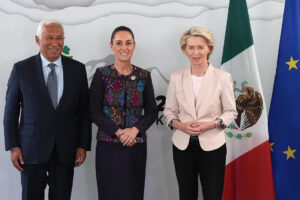 Fotografía cedida este martes, 17 de junio, por la Presidencia de México en la que aparecen la mandataria mexicana, Claudia Sheinbaum (c); el presidente del Consejo Europeo, Antonio Costa (i); y la presidenta de la Comisión Europea, Ursula von der Layen, durante una reunión en el marco de la Cumbre de Líderes del G7, en Kananaskis (Canadá). EFE/Presidencia de México