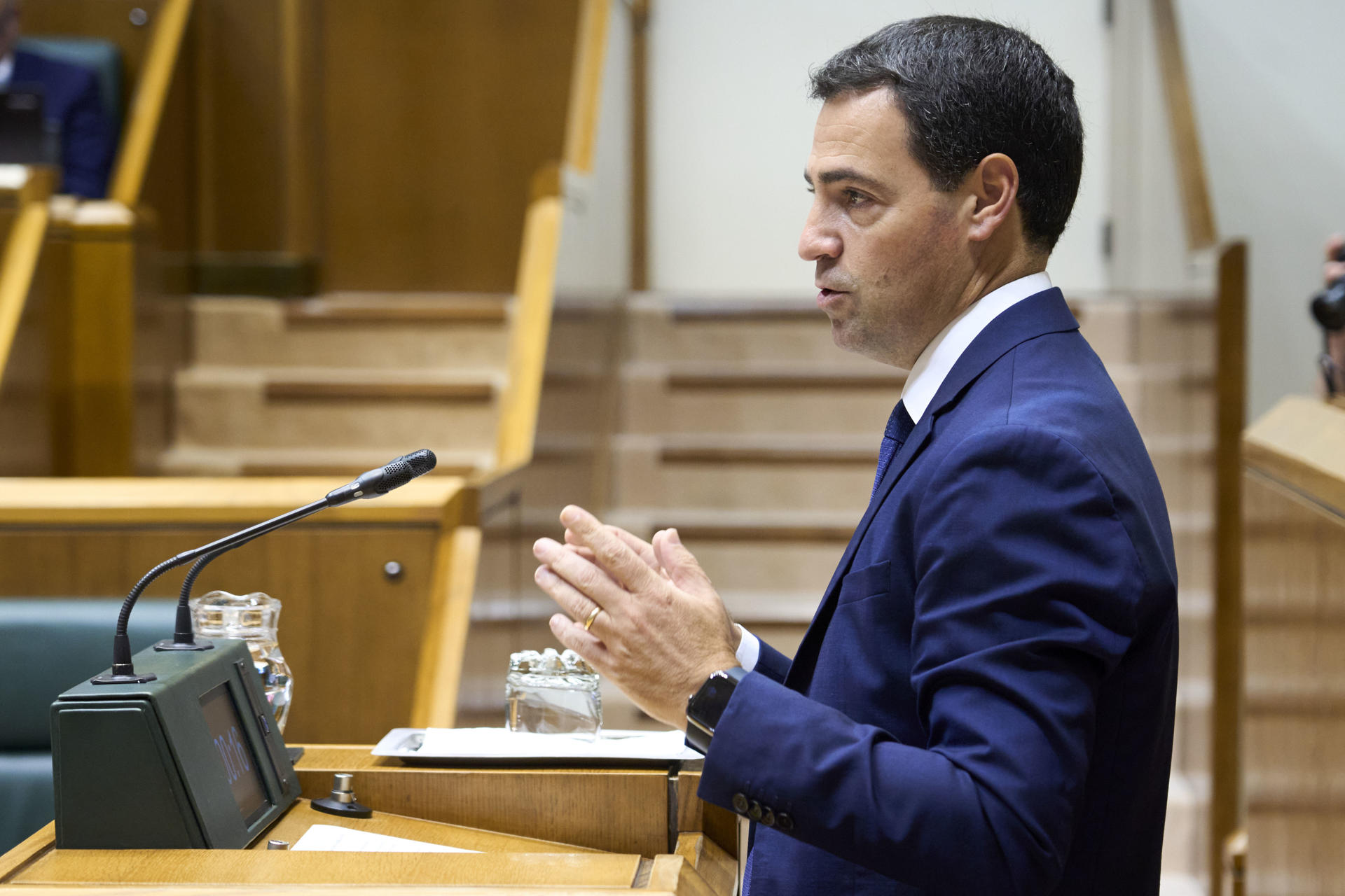 El lehendakari, Imanol Pradales, ha adelantado este viernes que aunque no existe "el mas mínimo indicio, información o sospecha" de fraudes relacionados con el caso Koldo, el Gobierno Vasco revisará todos los contratos públicos firmados en los últimos diez años. EFE / L. RICO