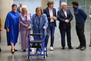 Las abogadas Cristina Almeida (c) y Paca Sauquillo (2i), junto al exsecretario general del PSOE y excomisario europeo Joaquín Almunia (2d), el alpinista vizcaíno Alex Txikon (d) y el secretario general del PSE-EE, Eneko Andueza (3d) a su llegada al acto de entrega, este sábado, de la 18.ª edición de los Premios Ramón Rubial en el Palacio Euskalduna, en Bilbao. EFE/Luis Tejido