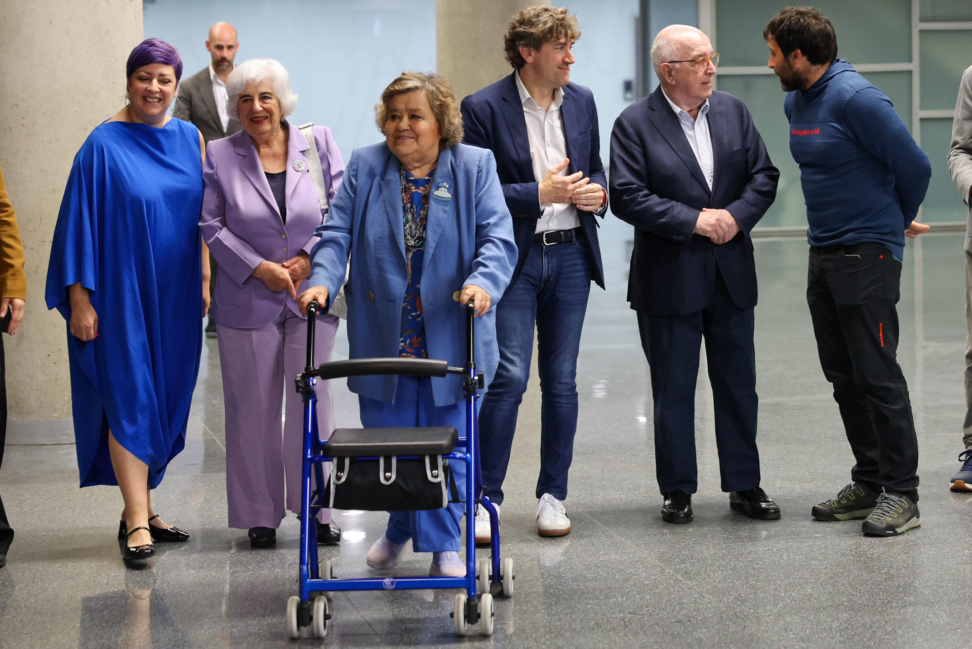 Las abogadas Cristina Almeida (c) y Paca Sauquillo (2i), junto al exsecretario general del PSOE y excomisario europeo Joaquín Almunia (2d), el alpinista vizcaíno Alex Txikon (d) y el secretario general del PSE-EE, Eneko Andueza (3d) a su llegada al acto de entrega, este sábado, de la 18.ª edición de los Premios Ramón Rubial en el Palacio Euskalduna, en Bilbao. EFE/Luis Tejido