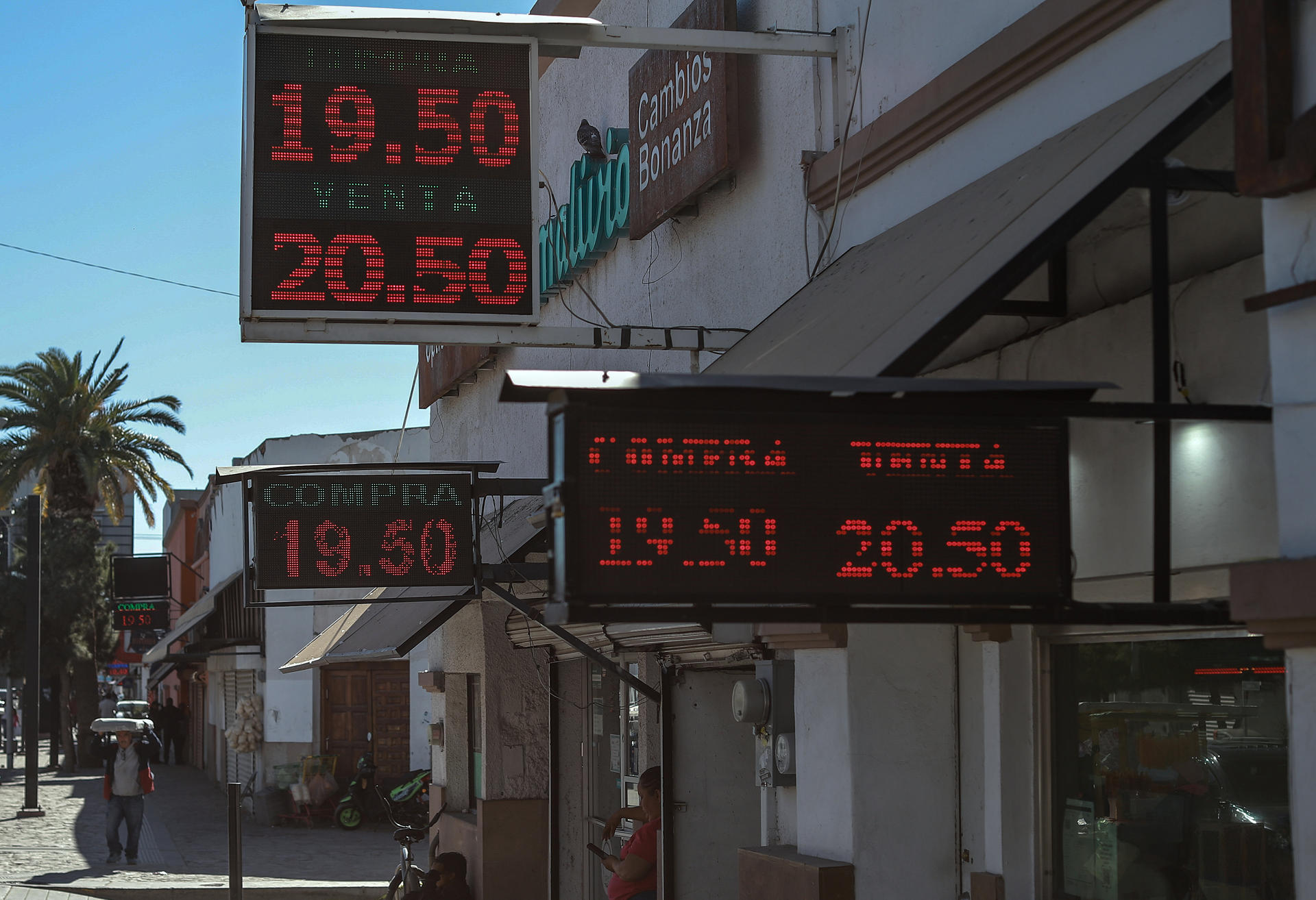MEX4560. CIUDAD JUÁREZ (MÉXICO), 07/06/2025.- Fotografía de anuncios de compra-venta de divisas en una casa de cambio este viernes, en Ciudad Juárez, Chihuahua (México). El impuesto del 3,5 % a las remesas que impulsa el presidente de EE.UU., Donald Trump, amenaza con recortar miles de millones de dólares a economías como la de México, que en 2024 recibió casi 65.000 millones en estos envíos, o la de Honduras, donde las remesas suponen el 26,8 % del PIB. Guatemala, El Salvador y Nicaragua también figuran entre los países más expuestos. EFE/ Luis Torres