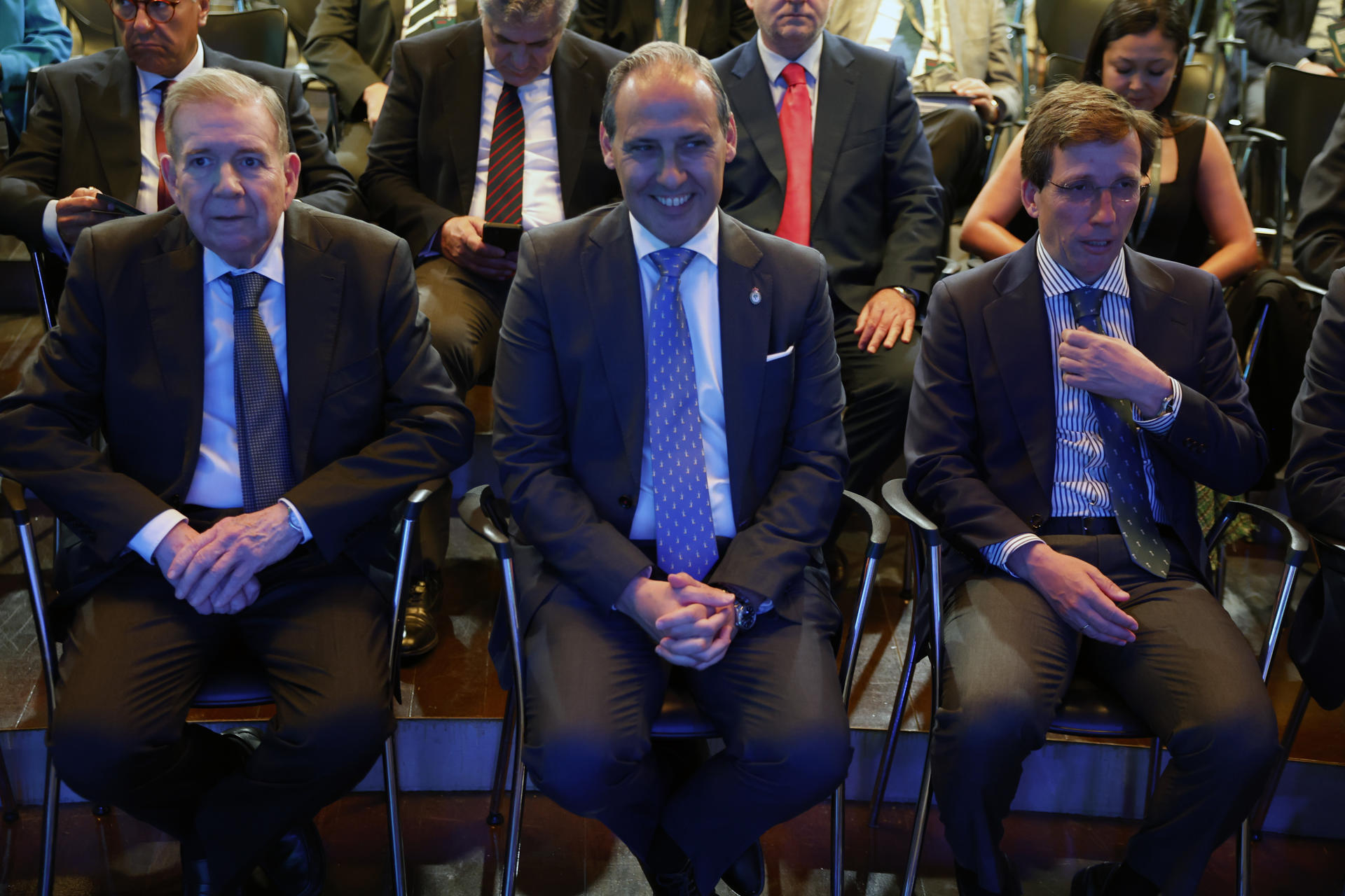 El opositor venezolano Edmundo González (i), junto al alcalde de Madrid, José Luis Martínez-Almeida (d) y el decano del Colegio de la Abogacía de Madrid (ICAM), Eugenio Ribón. EFE/ Javier Lizón