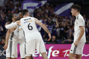 Los jugadores del Real Madrid durante el segundo partido de la final de la Liga Endesa que Real Madrid y Valencia Basket disputaron en el Movistar Arena, en Madrid. EFE/ Mariscal