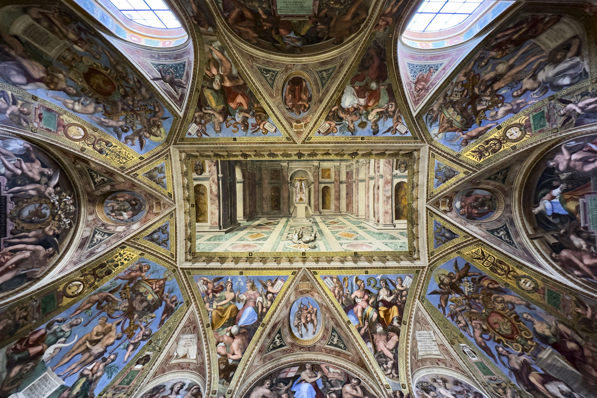 La Sala de Constantino, la mayor de las estancias que proyectó Rafael para el palacio pontificio, y ahora en el recorrido de los Museos Vaticanos, vuelve a lucir su esplendor tras una restauración que ha durado diez años y que desvela las dos pinturas que fueron su último legado, aunque la prematura muerte del artista a los 37 años impidió que él la contemplara acabada. EFE/ Daniel Cáceres