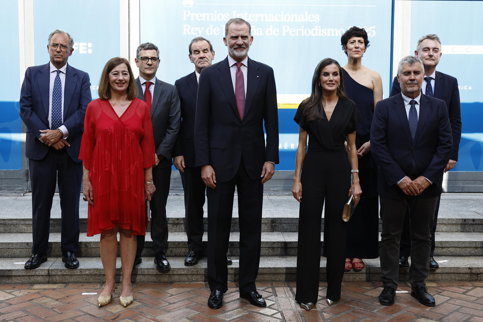 Los reyes Felipe VI (C) y Letizia (4d) posan junto a la presidenta del Congreso de los Diputados, Francina Armengol (2i); el titular de la Secretaría General Iberoamericana, Andrés Allamand (4i); el ministro de la Presidencia, Justicia y Relaciones con las Cortes, Félix Bolaños (3i); la ministra de Inclusión, Seguridad Social y Migraciones, Elma Saiz (3d); el presidente de la Asamblea de Madrid, Enrique Ossorio (i), y el presidente de EFE, Miguel Ángel Oliver (2d), a su llegada a los Premios Internacionales Rey de España de Periodismo organizados por la Agencia EFE y la Agencia Española de Cooperación Internacional celebrados este miércoles en Madrid. EFE/ Ballesteros