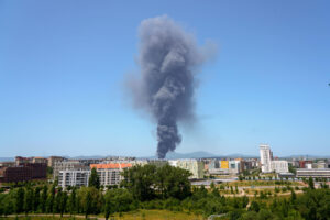 Un incendio ocurrido este viernes en la fábrica del productos de higinene personal LEA, en Vitoria, ha causado llamaradas de varios metros de altura y una densa columna de humo que es visible desde toda la ciudad. EFE / L. Rico