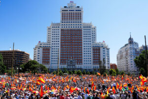 Vista general de la concentración convocada por el Partido Popular contra el Gobierno de Pedro Sánchez bajo el lema 'Democracia o mafia' este domingo en la plaza de España de Madrid. EFE/Borja Sanchez-Trillo