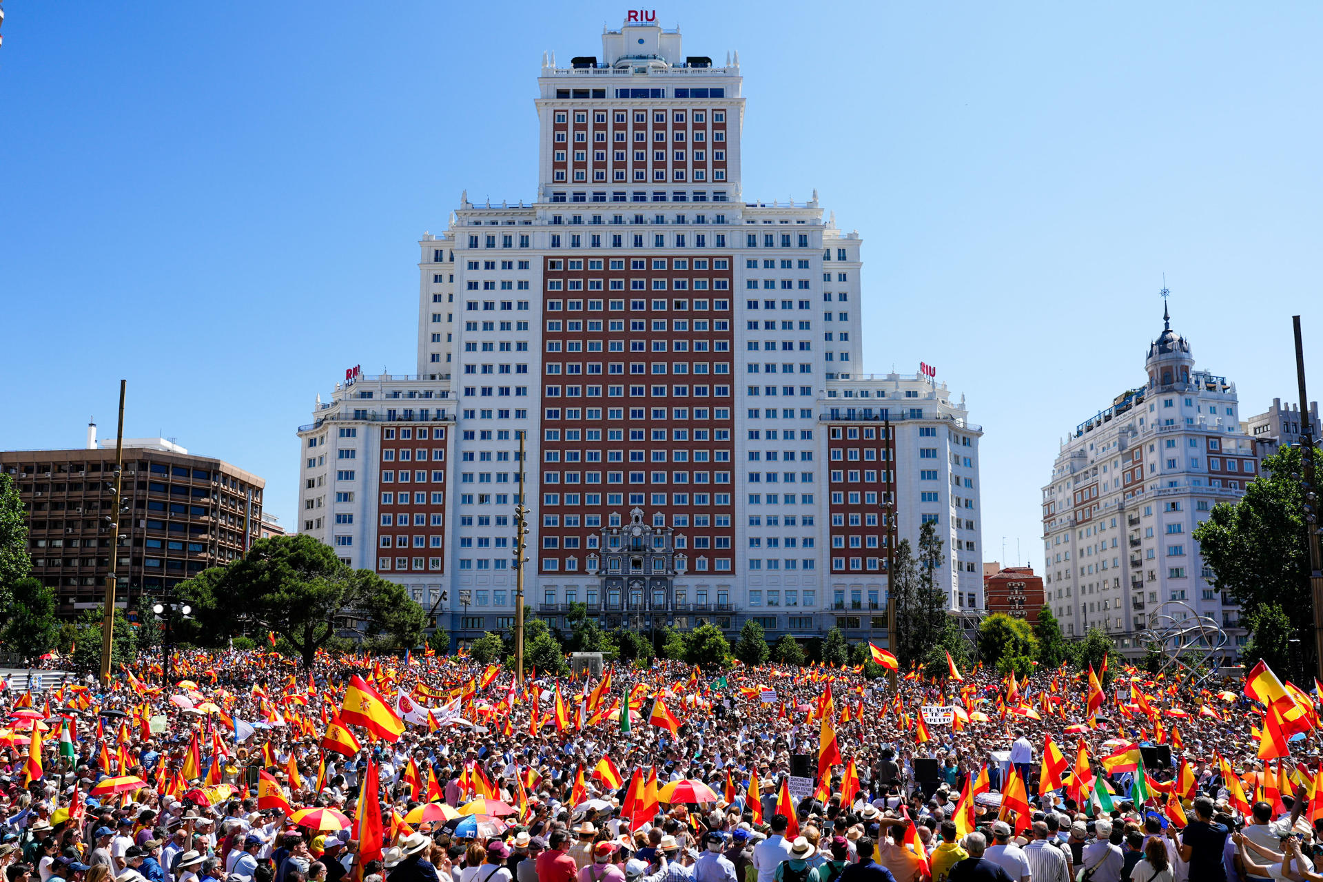 Vista general de la concentración convocada por el Partido Popular contra el Gobierno de Pedro Sánchez bajo el lema 'Democracia o mafia' este domingo en la plaza de España de Madrid. EFE/Borja Sanchez-Trillo