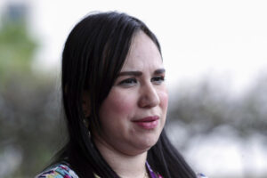 La representante del Centro de Prevención, Tratamiento y Rehabilitación de las Víctimas de la Tortura y sus Familiares (CPTRT), Evelyn Ramírez, habla durante una entrevista este 26 de junio de 2025, en Tegucigalpa (Honduras). EFE/ Gustavo Amador