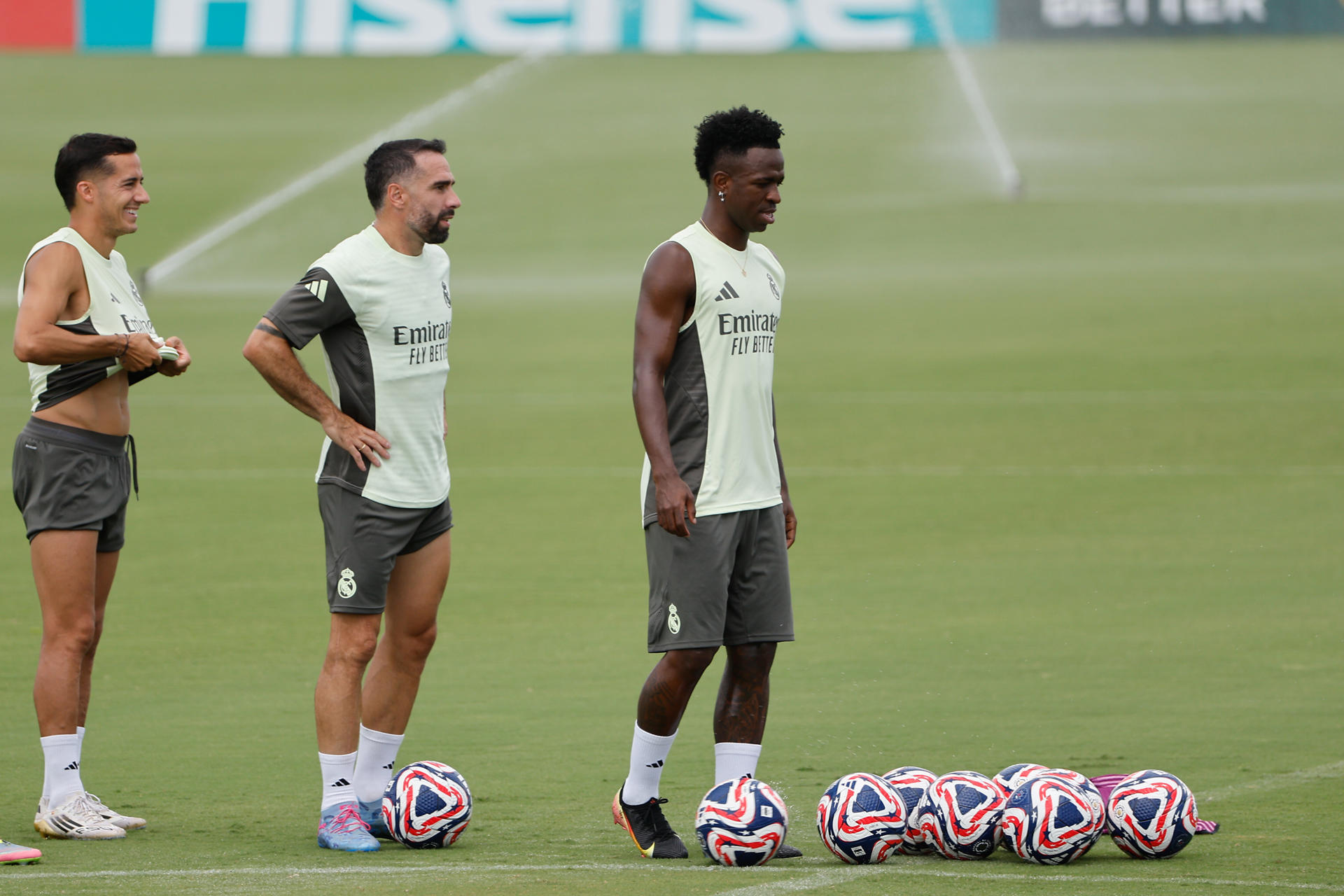 Vinícius Júnior (d), de Real Madrid, durante el entrenamiento del equipo en Palm Beach, Florida (Estados Unidos). EFE/ Juan Ignacio Roncoroni