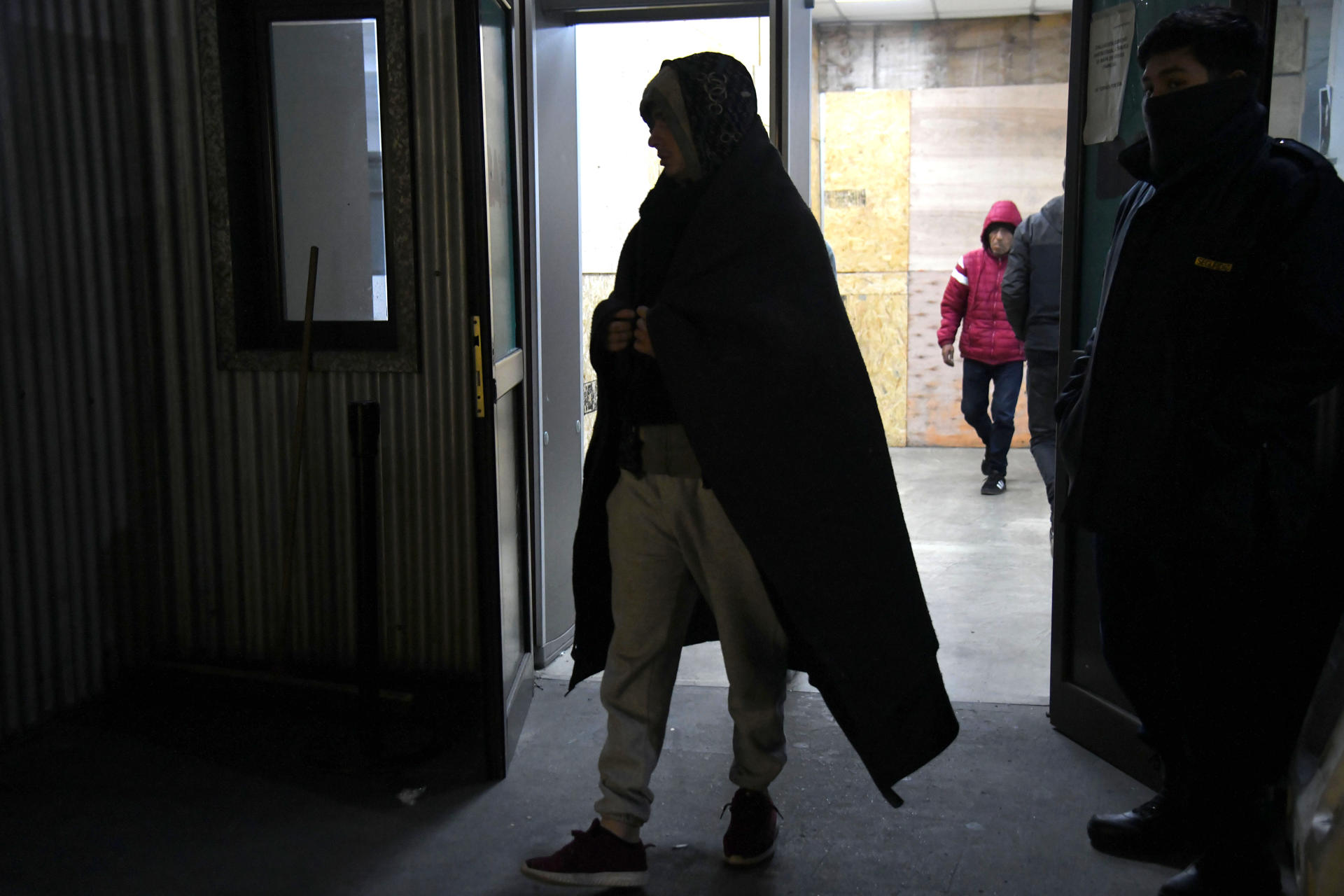 Una personas ingresa al comedor Red de Atención este martes, en Buenos Aires (Argentina). EFE/ Enrique García Medina