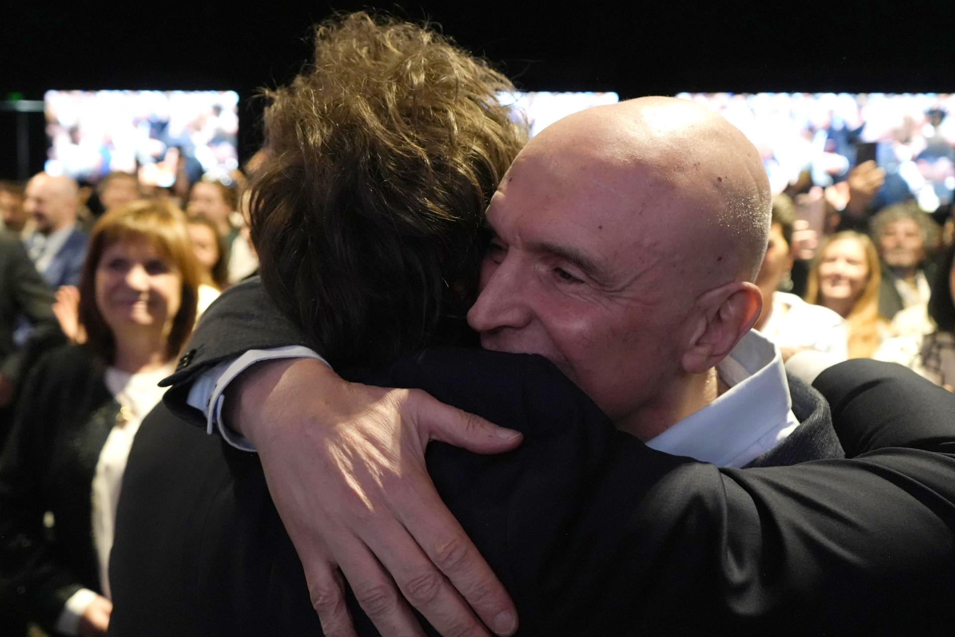 Fotografía cedida por la Presidencia de Argentina del presidente de Argentina, Javier Milei, abrazando al diputado oficialista José Luis Espert durante un acto de campaña este jueves, en Buenos Aires (Argentina). EFE/ Presidencia de Argentina
