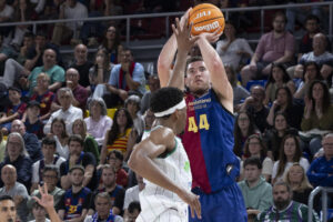 El jugador del FC Barcelona Joel Parra intenta canasta ante el jugador del Unicaja Málaga, Kameron Taylor. EFE/Marta Pérez