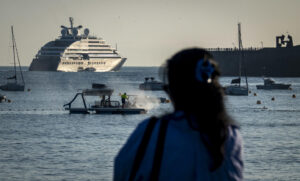 Imagen de hoy de un crucero de lujo pasando por la bahía de La Concha de San Sebastián. . EFE/Javier Etxezarreta
