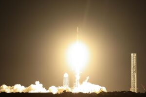 Un cohete Falcon 9 despega con la cápsula Crew Dragon desde el Centro Espacial John F. Kennedy en Cabo Cañaveral, Florida (EE. UU.) EFE/EPA/LESZEK SZYMANSKI POLAND OUT