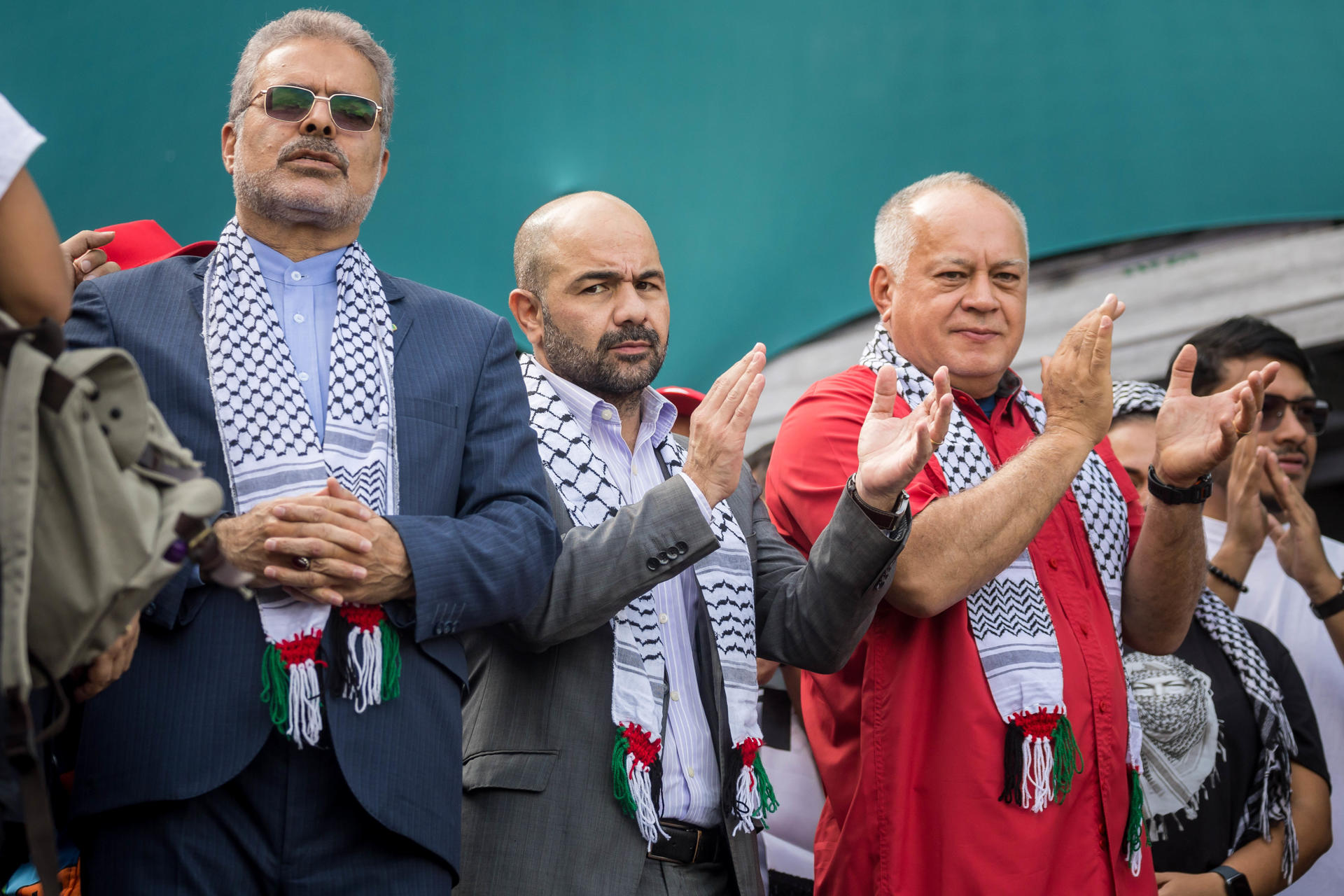 El embajador de Irán en Venezuela, Ali Chegini (i), el embajador de Palestina en Venezuela, Fadi Alzaben (c), y el ministro de Interior y Justicia de Venezuela, Diosdado Cabello, participan en una manifestación por la paz en Irán y Palestina este jueves, en Caracas (Venezuela). EFE/ Miguel Gutiérrez