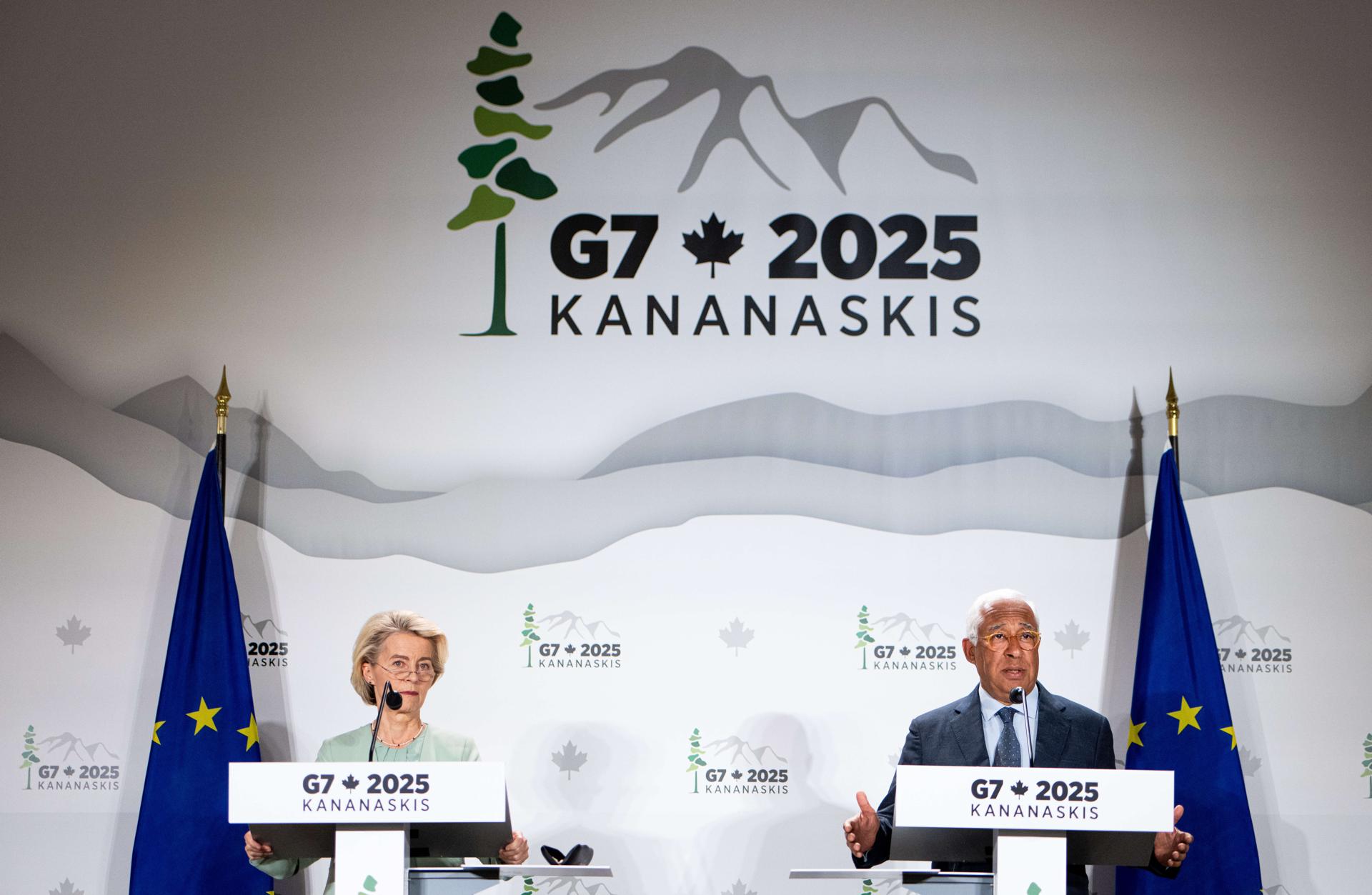 La presidenta de la Comisión Europea, Ursula von der Leyen (izq.), y el presidente del Consejo Europeo, António Costa (der.), participan en una rueda de prensa en el marco de la Cumbre de Líderes del G7 en Kananaskis, Alberta, Canadá. EFE/EPA/SPENCER COLBY