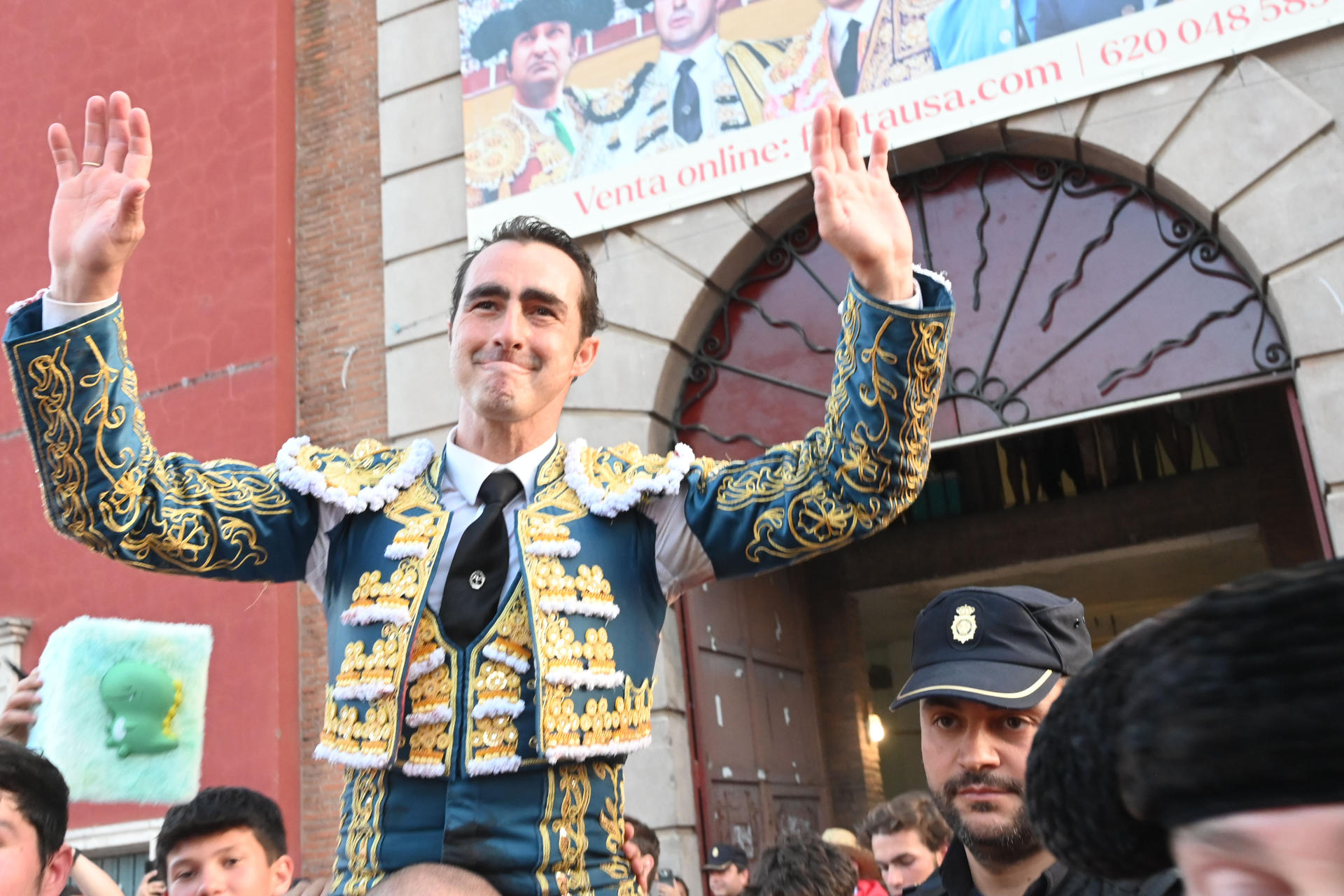 El diestro El Fandi sale por la puerta grande tras la segunda corrida de la Feria de San Juan y San Pedro de León, este domingo en León.EFE/J.Casares