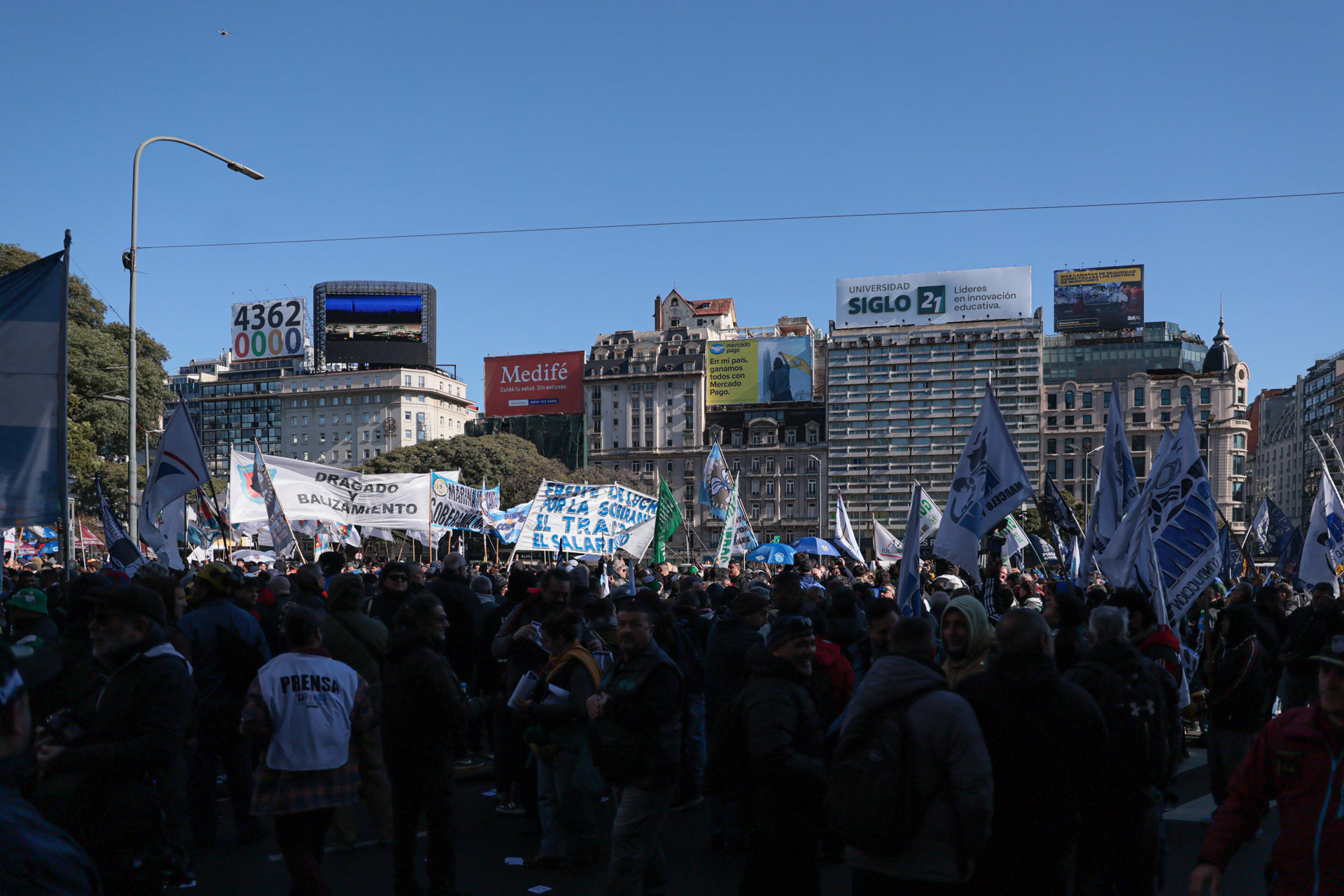 Personas participan en una manifestación este miércoles, en Buenos Aires (Argentina). EFE/ Adan González