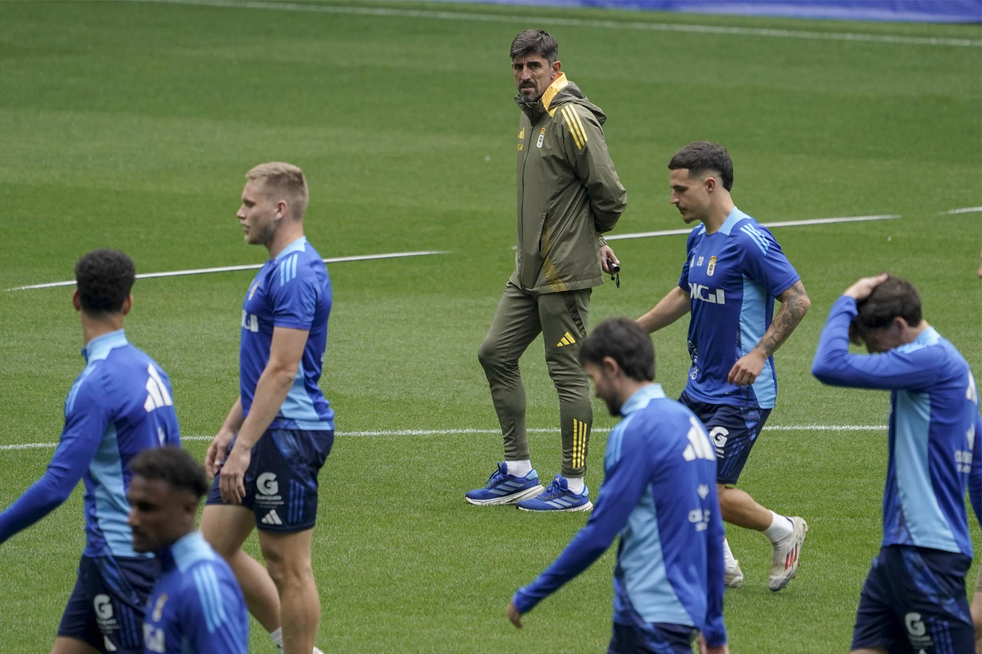 El entrenador serbio del Real Oviedo, Veljko Paunovic durante el entrenamiento del equipo en Oviedo en el estadio Carlos Tartiere antes del partido de la primera fase de ascenso frente al Almería. EFE/Paco Paredes