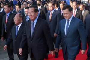 Fotografía de archivo, tomada el 07/01/2025, que muestra al presidente del Senado de Camboya, Hun Sen (C), junto a su hijo, el actual primer ministro, Hun Manet (D). EFE/EPA/KITH SEREY