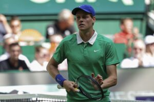 El tenista italiano Jannik Sinner celebra un punto ante el alemán Yannick Hanfmann en Halle Westfalen, , Alemania. EFE/EPA/CHRISTOPHER NEUNDORF