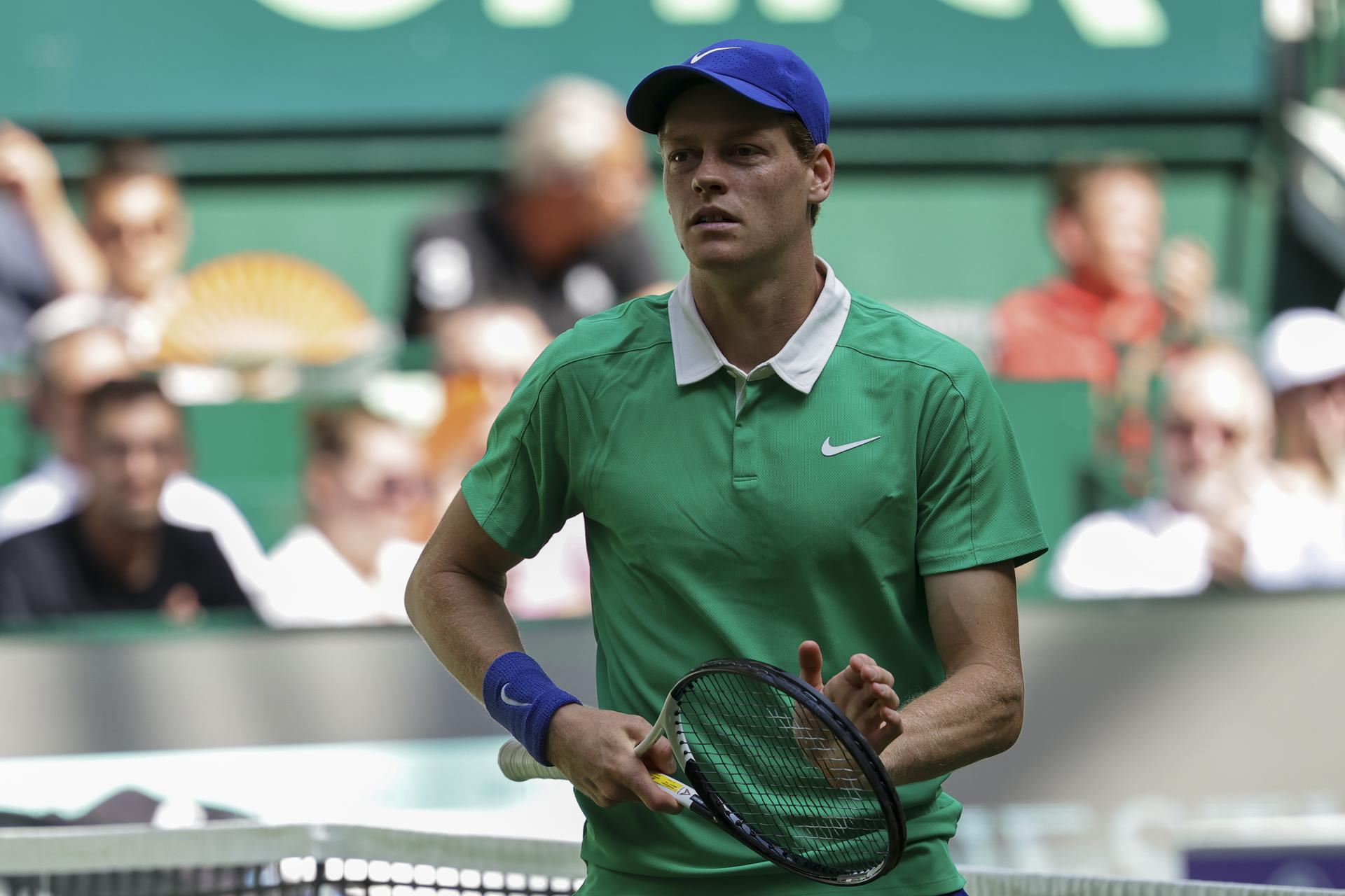 El tenista italiano Jannik Sinner celebra un punto ante el alemán Yannick Hanfmann en Halle Westfalen, , Alemania. EFE/EPA/CHRISTOPHER NEUNDORF