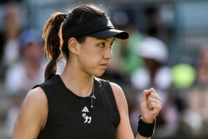 La china Xinyu Wang dio la sorpresa este jueves del torneo de Berlín al ganar a la número dos del mundo, la estadounidense Coco Gauff. EFE/EPA/FILIP SINGER