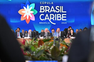 El presidente brasileño, Luiz Inácio Lula da Silva (c), participa en la Cumbre Brasil-Caribe este viernes, en Brasilia (Brasil). EFE/Andre Borges