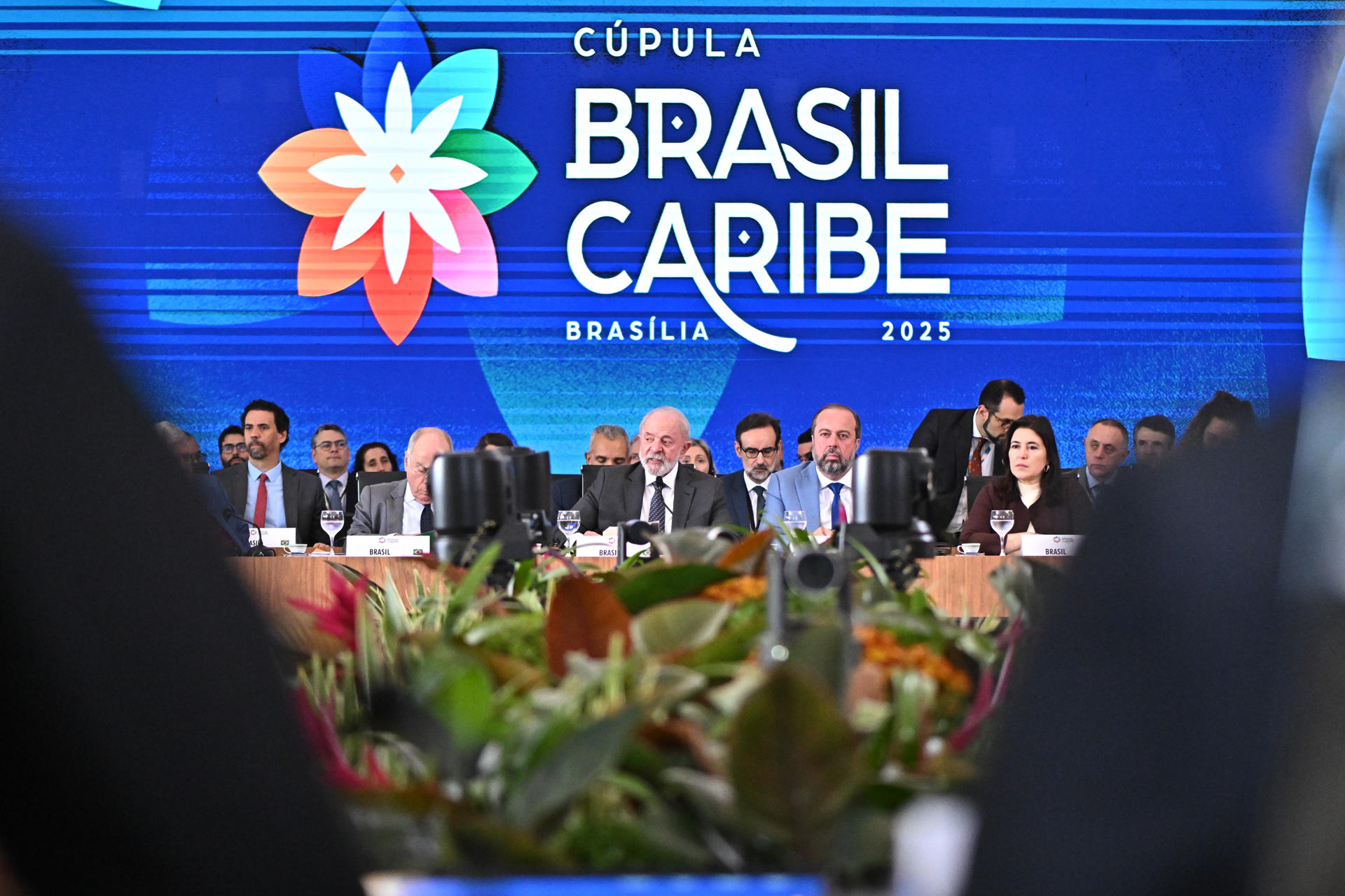 El presidente brasileño, Luiz Inácio Lula da Silva (c), participa en la Cumbre Brasil-Caribe este viernes, en Brasilia (Brasil). EFE/Andre Borges