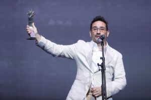 El director de cine español Juan Antonio Bayona recibe el galardón Homenaje Mayahuel Internacional, durante la ceremonia de inauguración de la 40 edición del Festival Internacional de Cine en Guadalajara (FICG), celebrado este viernes en Guadalajara, Jalisco (México). EFE/ Francisco Guasco