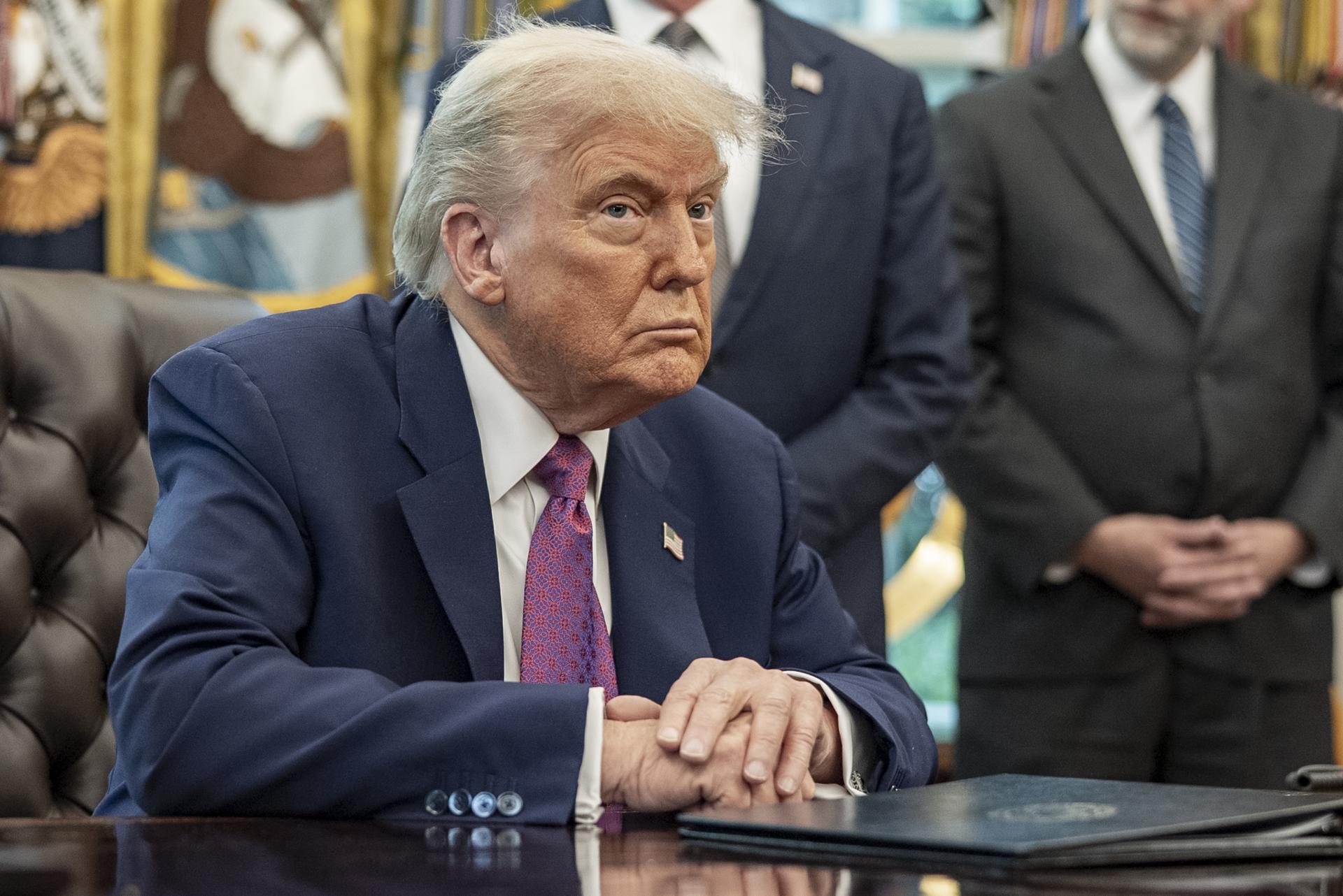 El presidente de Estados Unidos, Donald Trump, habla en la Oficina Oval de la Casa Blanca, en Washington. EFE/EPA/KEN CEDENO / POOL