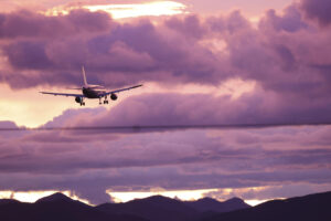 Un avión durante la maniobra de aproximación a la pista de aterrizaje, en una imagen de archivo. EFE/Luis Tejido